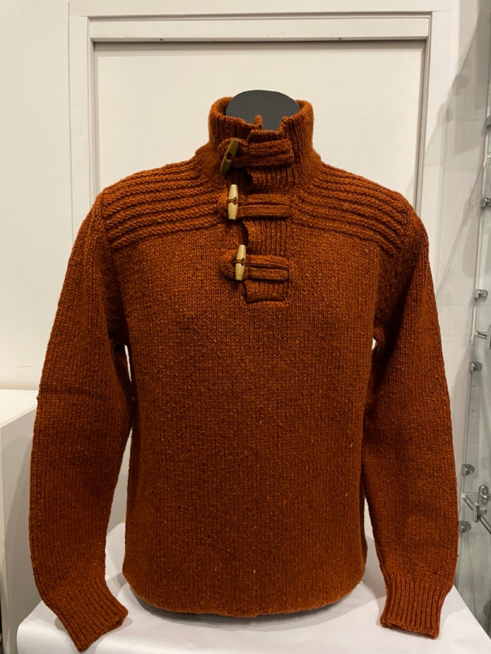 Fisherman Men's Toggle Button Jumper in Rust FDZ23M