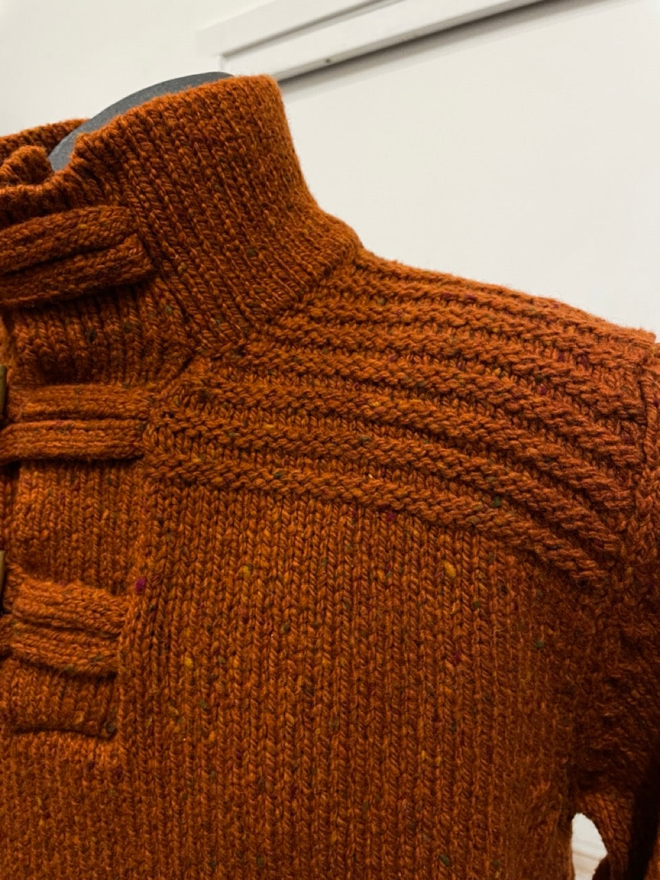 Fisherman Men's Toggle Button Jumper in Rust FDZ23M
