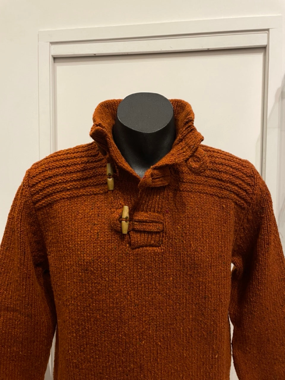 Fisherman Men's Toggle Button Jumper in Rust FDZ23M